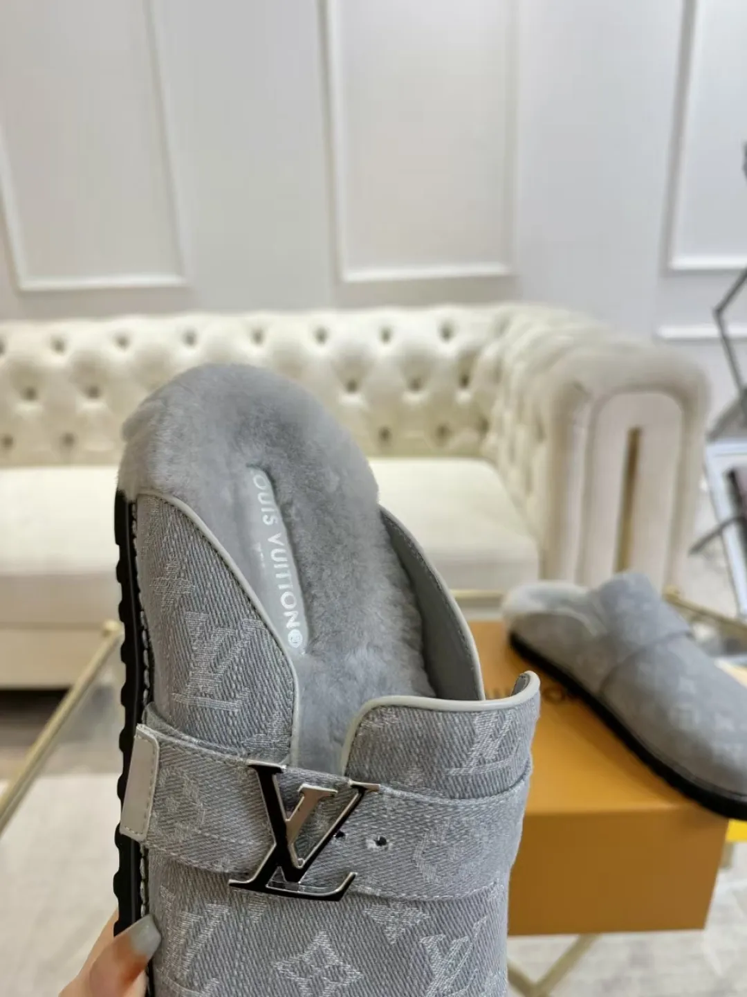 p600✨ LV Couple’s Wool Slippers｜Full of high-end feel, the soles of your feet are luxurious✨ We have achieved the ultimate restoration of the "higher version" of this pair of LV classic toe-toe slippers! 👫💫 🌟 The core advantages are clear at a glance: ✔️ Original jacquard + cowhide fabric, delicate texture, high-end at first glance; ✔️ 280% pure wool lining, wearing barefoot is like stepping on clouds ☁️, soft and skin-friendly and not sweaty; ✔️ Non-slip rubber bottom + three-dimensional toe design, super stable for walking, fashionable and practical!  👀 Must-have attention to detail: Belt buckle + classic LV presbyopic elements, revealing the aura of a big-name brand in a low-key manner ~ Whether it is a couple dating or a trip with besties, both of them are the focus when they go out👟💖 ✨ Easily match the wardrobe: jeans + sweaters, lazy and casual style ✔️ Coat + skirt, refined and elegant ✔️ One pair of shoes can handle a variety of styles, and the sense of luxury is never artificial ~ #LV slippers #couple outfit #High-End Customization #Quality Shoes Recommendation Fabric: Yangjing/classic jacquard fabric Lining: Imported wool lining Sole: Original rubber sole Size: Female 35-41 Male 38-46